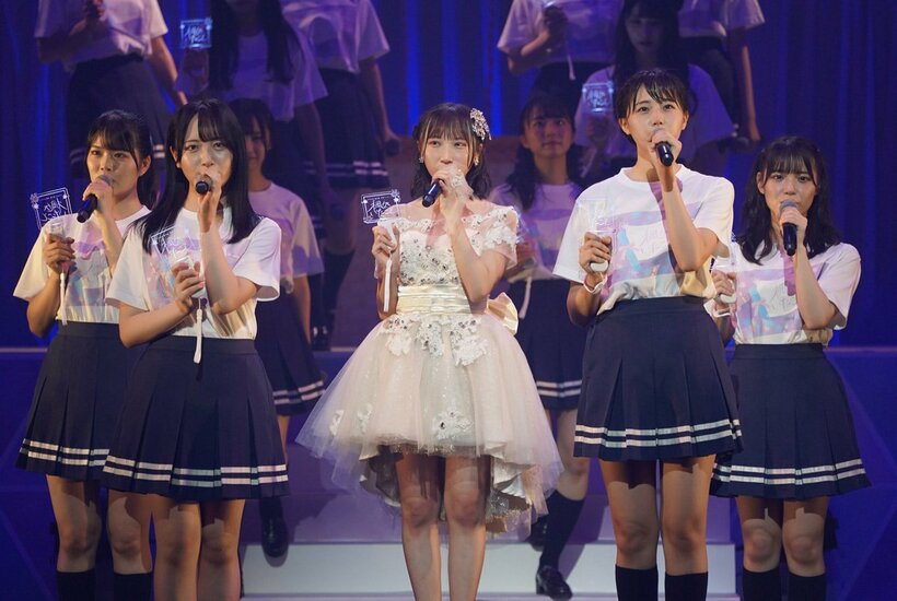  薮下楓(中)が最後のステージで熱唱（©ＳＴＵ４８）