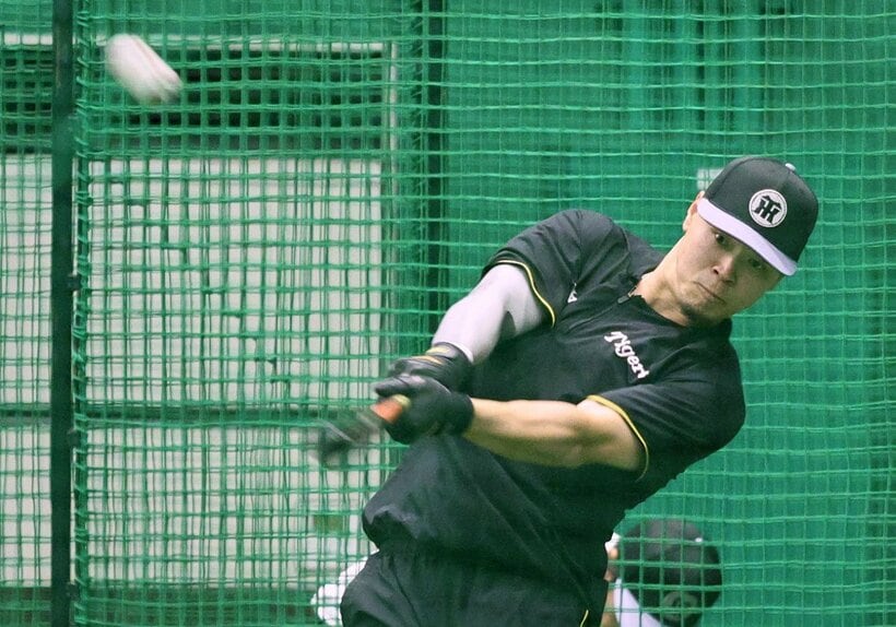 室内練習場で汗を流した阪神・佐藤輝明