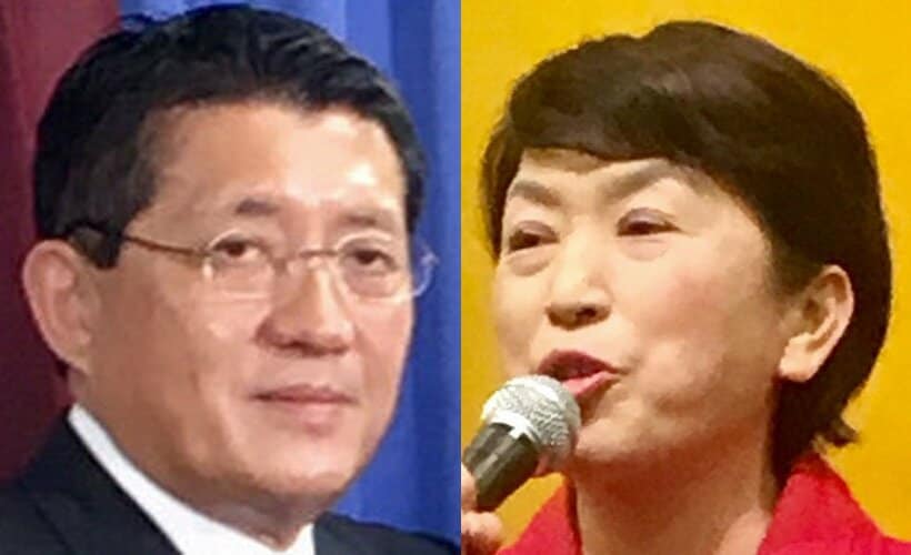  平井卓也デジタル担当相㊧と福島瑞穂党首