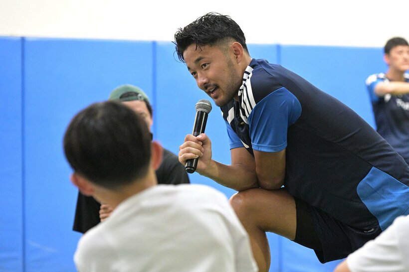 子供たちへのサッカー指導が好評だったＤＦ菅原由勢だが…