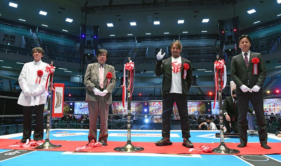  （左から）内藤裕紀・ドリコム代表取締役社長、木谷高明・新日本プロレスオーナー、棚橋弘至、大張高己・新日本プロレス代表取締役社長（東スポWeb）