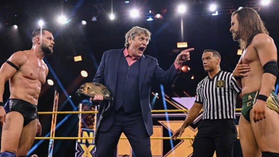  ベイラー（左）とコール（右）に直接対決を言い渡すリーガルＧＭ（©2020　WWE,　Inc.　All　Rights　Reserved.）