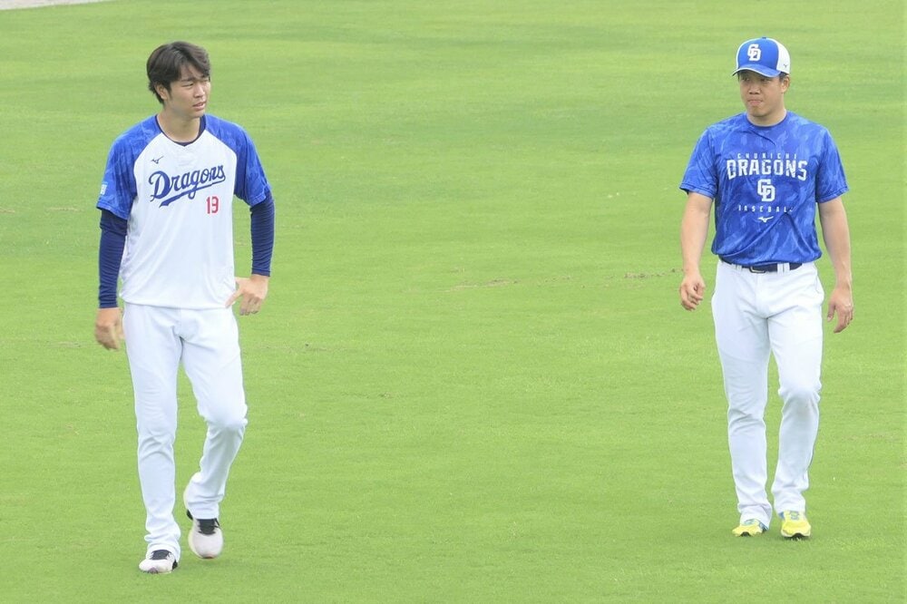 投手陣の先輩・柳裕也(右)にも刺激を受けている