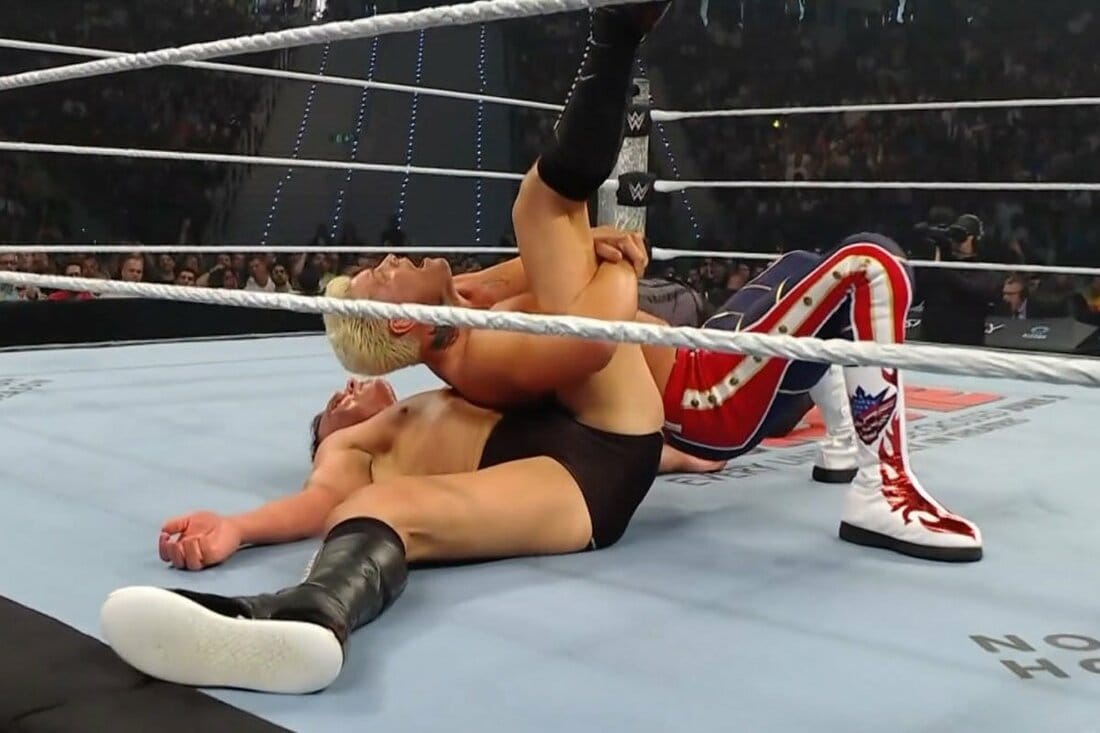 フォールされたグンター(下)の足は、ロープの外に…(©WWE)