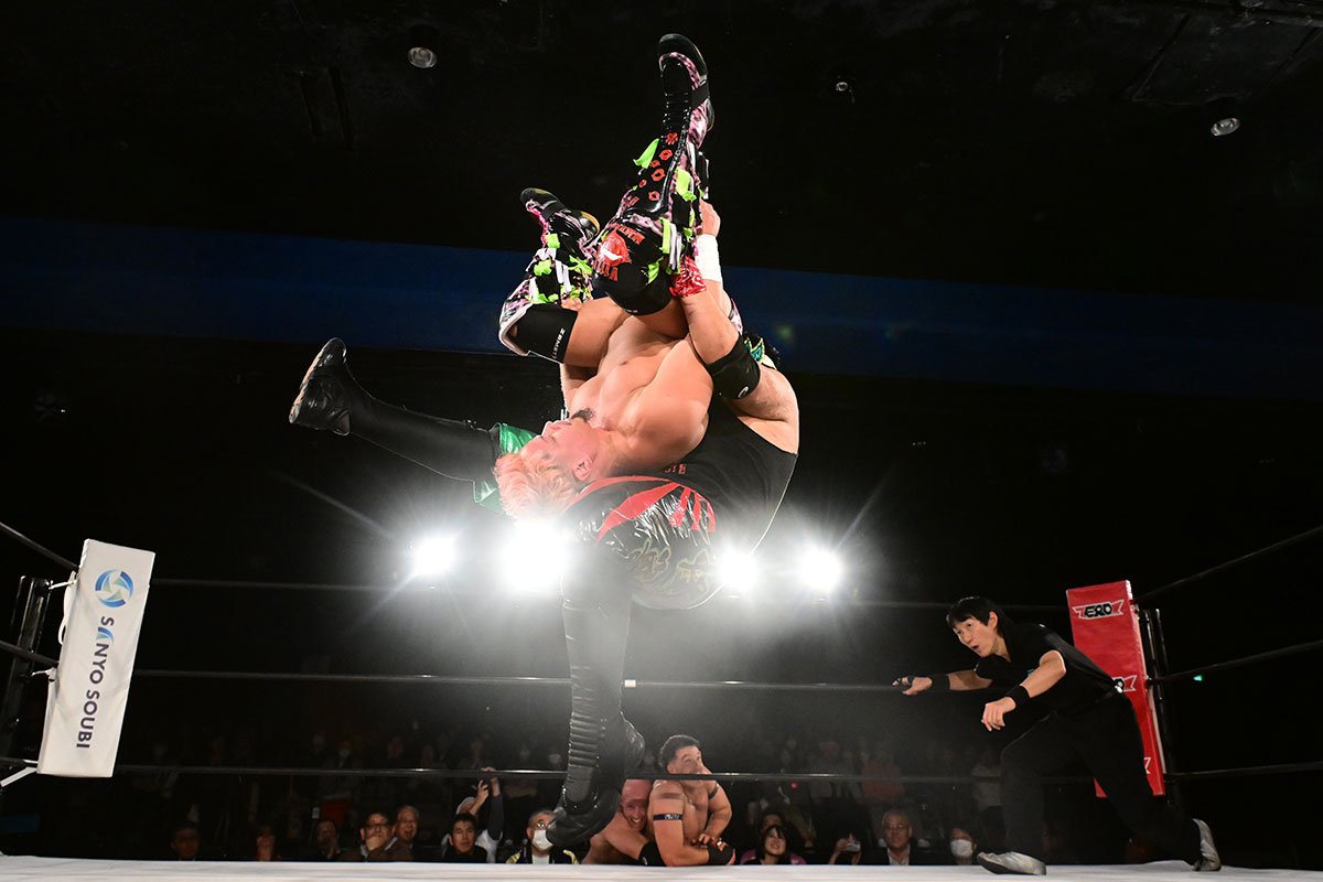 石坂ブライアン(手前)にパッケージ・パイルドライバーでとどめを刺したビオレント・ジャック