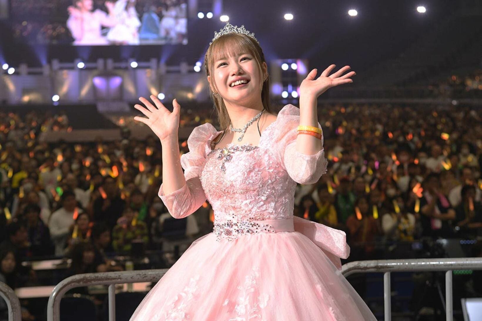 ファンに手を振る横山玲奈