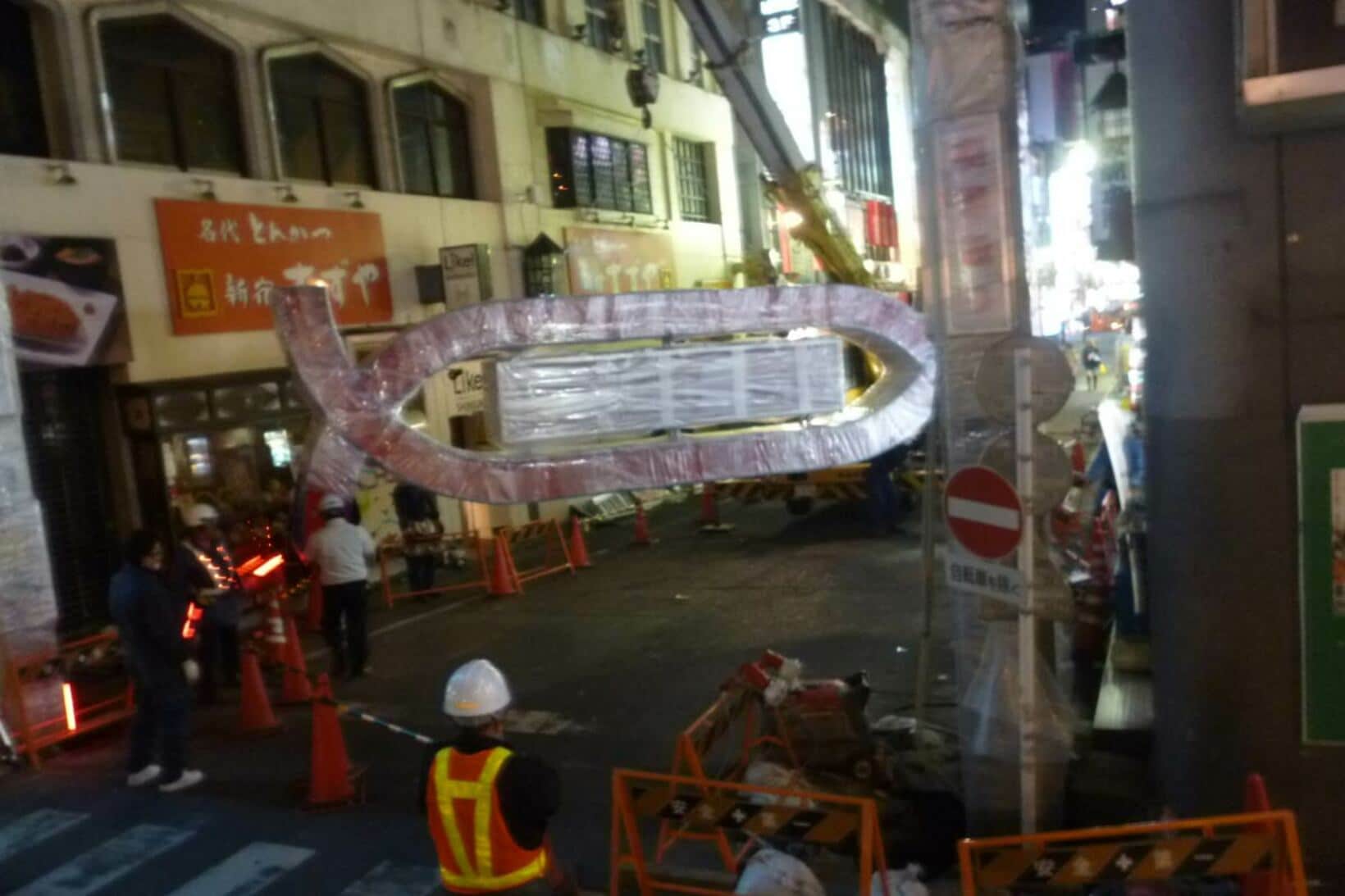 ２０１３年に一番街アーチの改修をした様子（賛光電器産業株式会社提供）