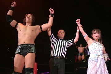 勝ち名乗りを受ける竹下幸之介と坂崎ユカ