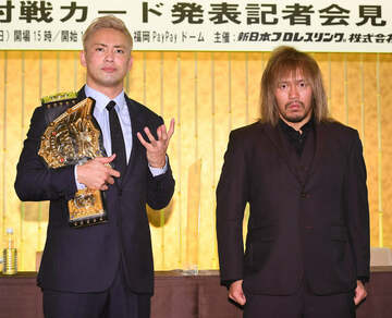  会見に臨んだオカダ・カズチカ(左)と内藤哲也（東スポWeb）