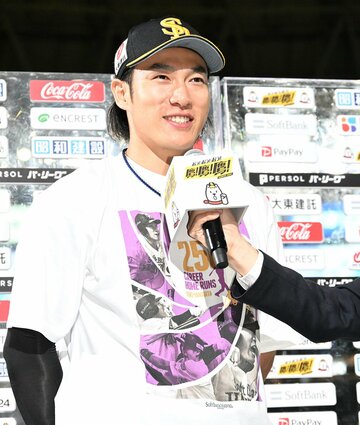 ２５０号記念Tシャツを着てインタビューを受ける柳田