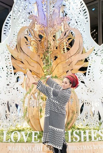  ツリーの前でポーズを決めるＭＩＳＩＡ