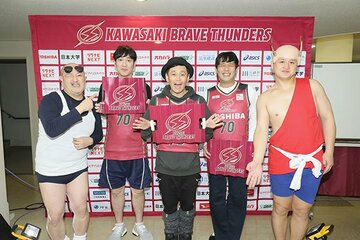  左からくまだまさし、「ココリコ」田中直樹、遠藤章造、「ガリットチュウ」熊谷茶、福島善成