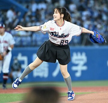 笑顔で始球式を終えた松嵜麗（東スポWeb）