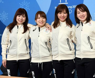  （左から）吉田夕梨花、鈴木夕湖、吉田知那美、藤沢五月