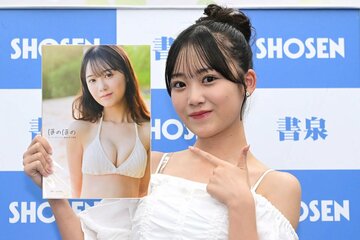 写真集をアピールする橋田歩果