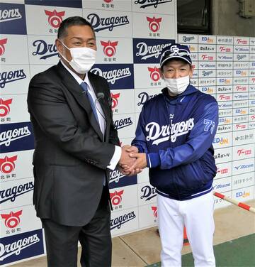 昨年の中日キャンプ視察で立浪監督（右）とガッチリ握手を交わす清原和博氏（２２年２月２２日）