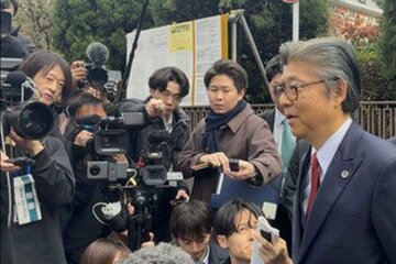 取材に応じる旧統一教会代理人の福本修也弁護士。左奥は鈴木エイト氏