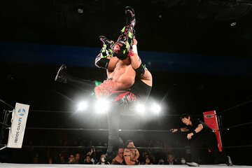 石坂ブライアン(手前)にパッケージ・パイルドライバーでとどめを刺したビオレント・ジャック