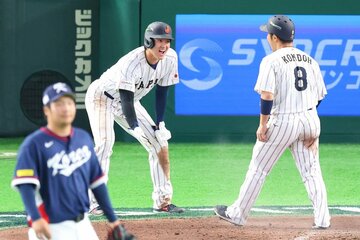 ７回、吉田正尚のタイムリーで生還した近藤健介(右)を迎える大谷翔平