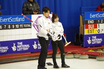  新たな戦いを見据える松村(左)と吉田（（公社）日本カーリング協会提供）