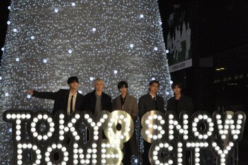 点灯式に登場したTOMORROW X TOGETHER。左からSOOBIN、HUENINGKAI、BEOMGYU、YEONJUN、TAEHYUN