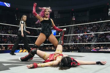 白川未奈（上）は雄たけびを上げて里歩に足４の字固めを狙う ⒸAll Elite Wrestling