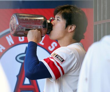 ベンチでガブッとひと飲み！