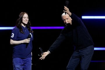 ラスベガスのイベント時のビリー・アイリッシュとジェームズ・キャメロン氏（ロイター）