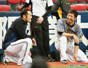  藤川球児（右）と談笑するＴー岡田