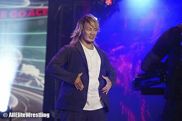  AEWに登場し、ベルトを巻くポーズをする棚橋弘至