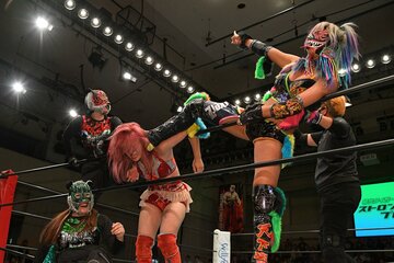 梅咲（中）を踏みつけるダーク・タイガー（左）とダーク・ウナギ