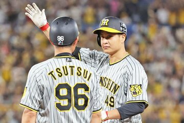 ３回の打席ではタイムリーを放った阪神・大竹耕太郎(右)