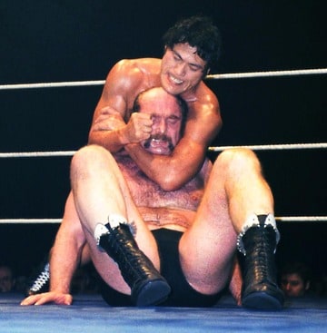 ボック（下）をスリーパーホールドで絞め上げる猪木（１９７８年１１月、西ドイツ・シュツットガルト）