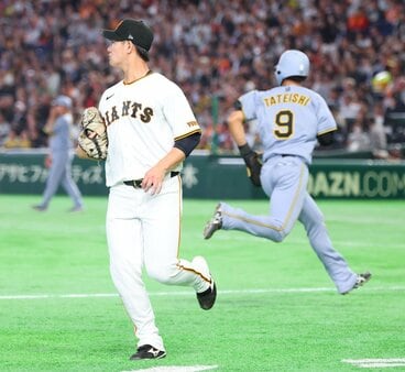 阪神打線のエジキとなってしまった巨人・井上温大(左)