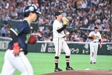 ６回、内山（左）に本塁打を浴びた巨人・竹丸和幸（中央）