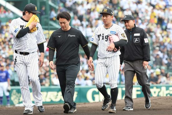 トレーナーとともにベンチに引き上げる伊原陵人