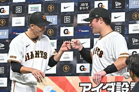 お立ち台でグータッチする戸郷翔征(左)とリチャード