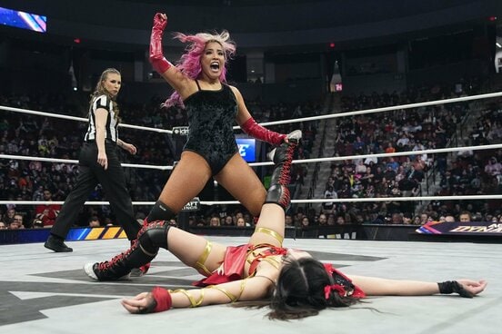 白川未奈（上）は雄たけびを上げて里歩に足４の字固めを狙う ⒸAll Elite Wrestling