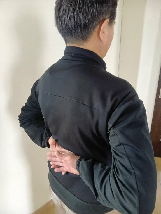 背中を反らした状態で手を後ろに組み、アゴを引くと胸を自然に張れます