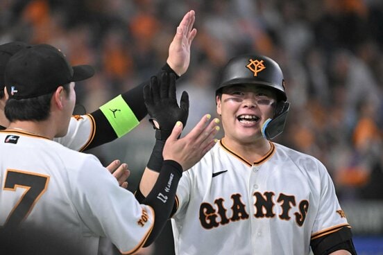 プロ初本塁打を喜ぶ山瀬慎之助