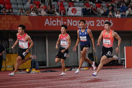 男子400メートルリレー予選に出場した桐生祥秀（右＝ロイター）