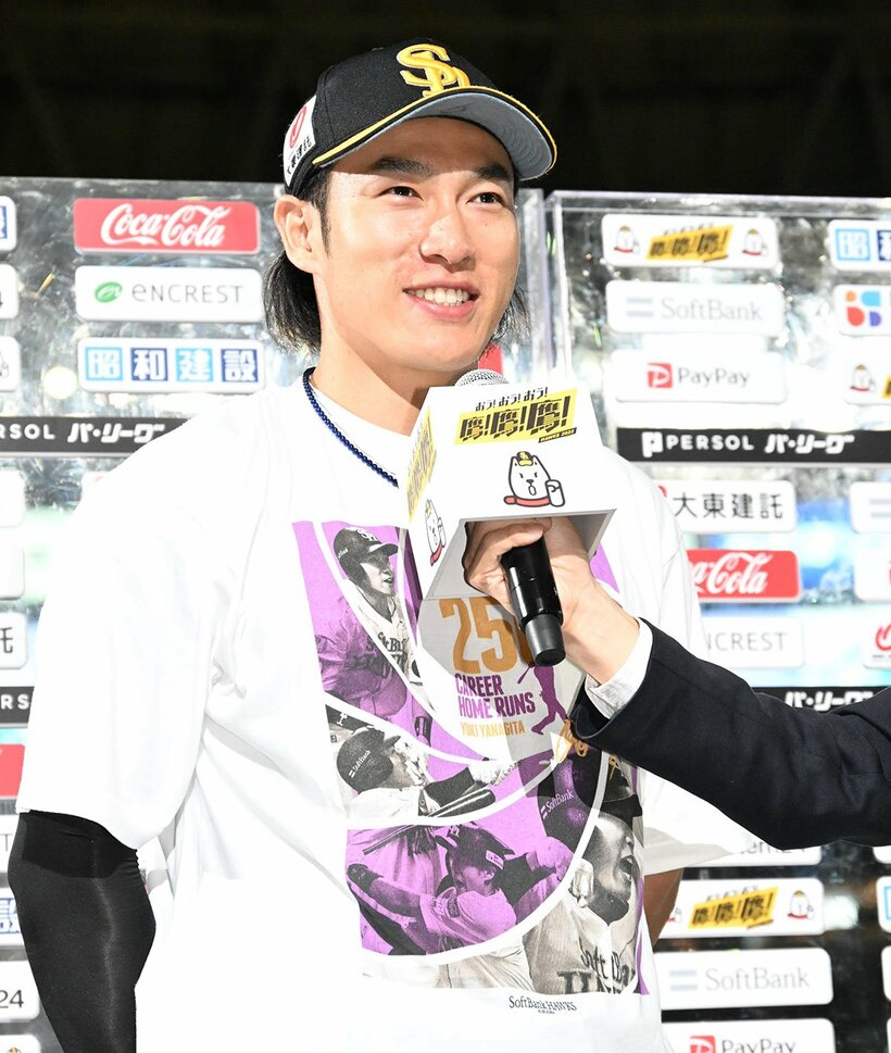 ２５０号記念Tシャツを着てインタビューを受ける柳田