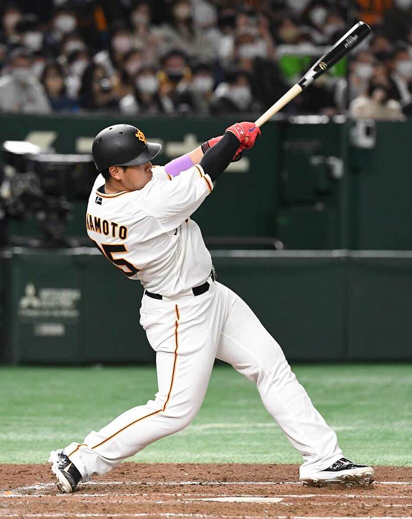  特大の今季１号を放った巨人・岡本和（東スポWeb）