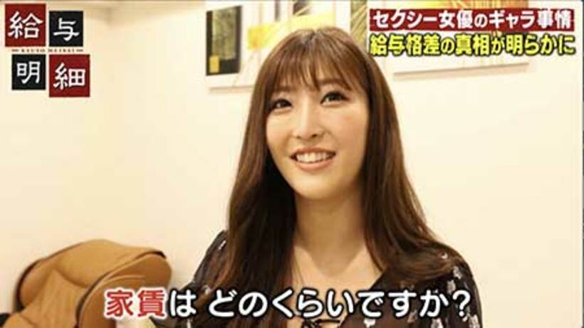  給与明細を公開するセクシー女優・水川スミレ（C）AbemaTV