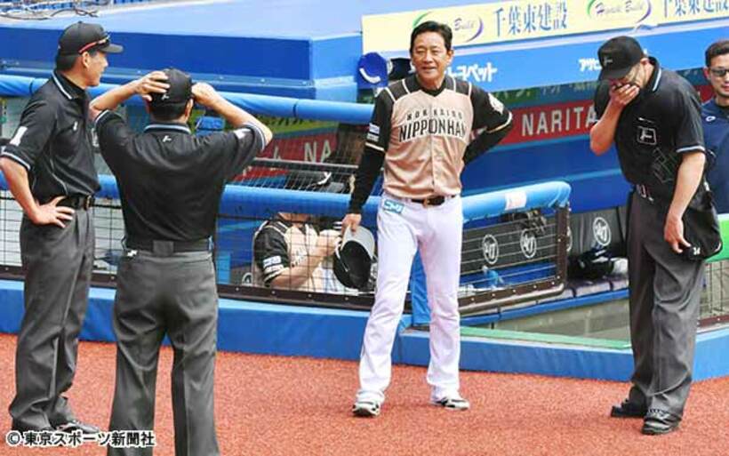  ソーシャルディスタンスで審判団と会話する日本ハム・栗山監督（中）