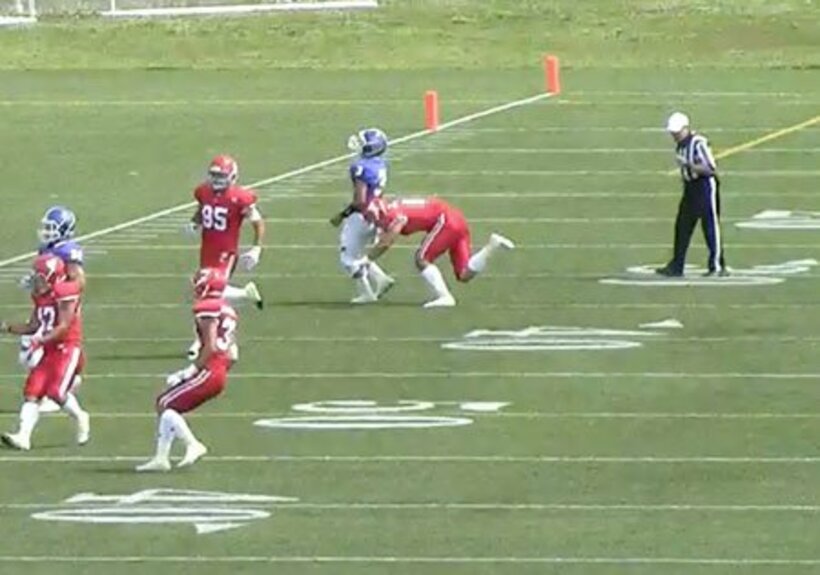  関学大ＱＢの背後からレイトタックルを決める日大選手（関西学院大学アメリカンフットボール部提供）