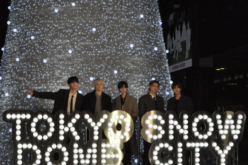 点灯式に登場したTOMORROW X TOGETHER。左からSOOBIN、HUENINGKAI、BEOMGYU、YEONJUN、TAEHYUN