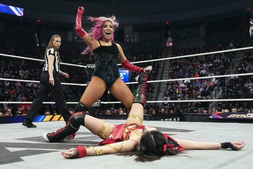 白川未奈（上）は雄たけびを上げて里歩に足４の字固めを狙う ⒸAll Elite Wrestling