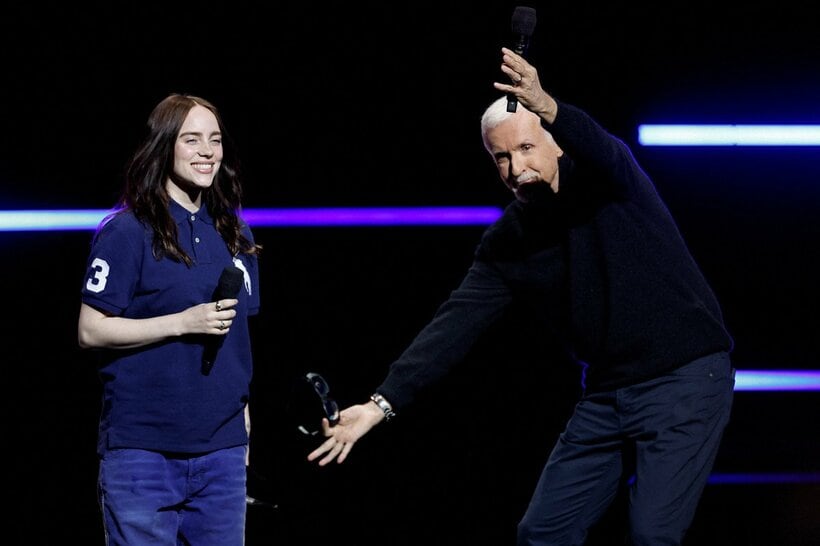 ラスベガスのイベント時のビリー・アイリッシュとジェームズ・キャメロン氏（ロイター）