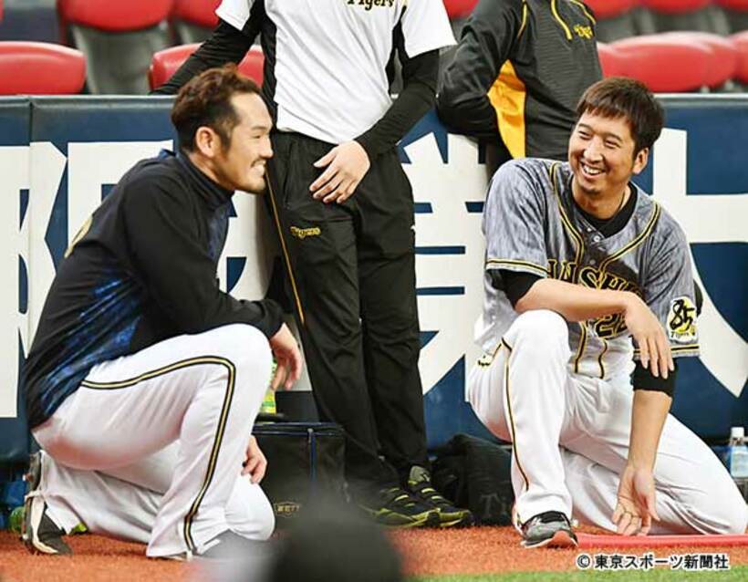  藤川球児（右）と談笑するＴー岡田